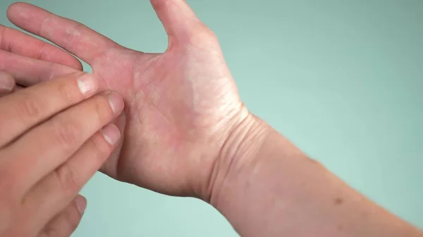 닫습니다. 인간의 손을 심 령 또는 재산, 텔러 손바닥에 라인을 설명 합니다. 고마운 개념입니다. 색 배경 — 스톡 사진