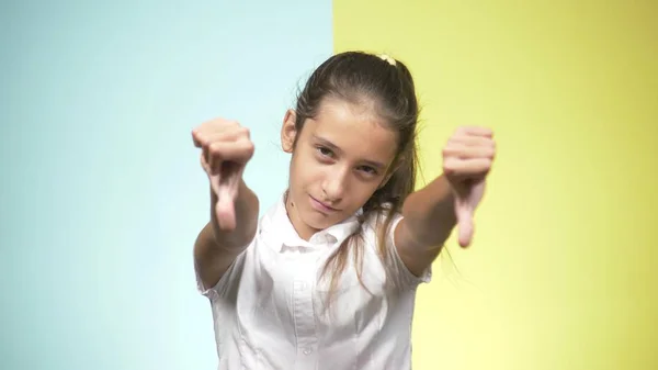 Portretten van een tiener in school uniform op een gekleurde achtergrond. concept van leren. De tiener maakt grappige gezichten. ze wanhopig omdat hij niet wil om naar school te gaan. kopie ruimte — Stockfoto