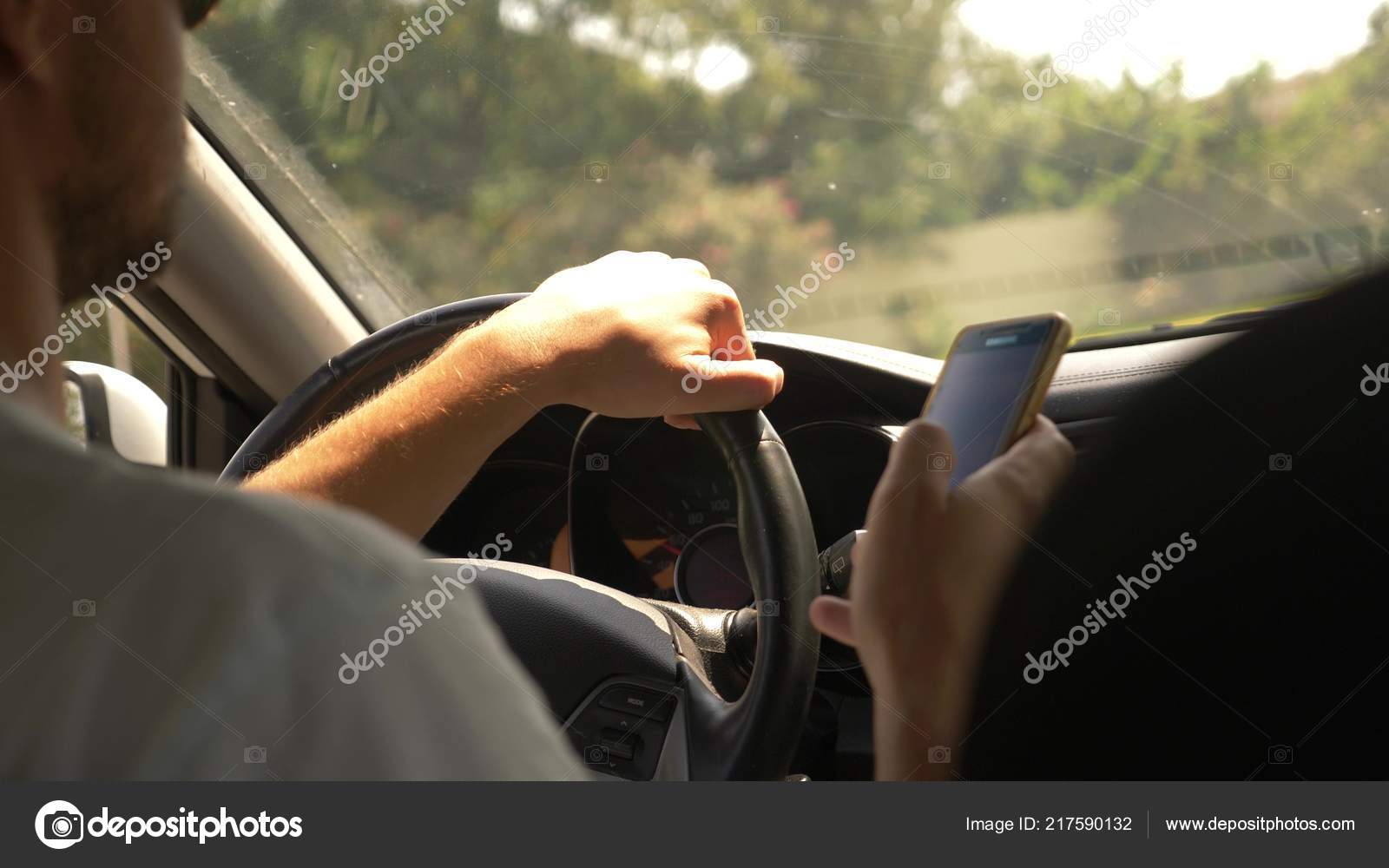 Ein schöner junger Mann mit Sonnenbrille ist ein Auto durch Ein schöner junger Mann mit Sonnenbrille ist ein Auto durch