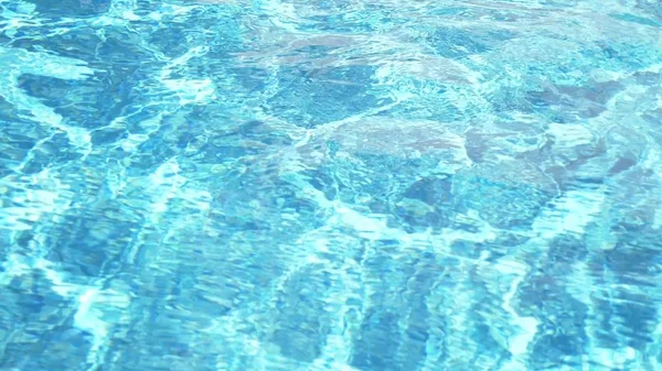 Soliga pool vatten bakgrund. transparent vackra blå vatten. skrivbordsunderlägg — Stockfoto