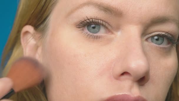 Zblízka. 4k, zpomalené. Žena, použití kosmetické velkým štětcem. dívka maluje tváře s ruměnec. make-upu. — Stock video
