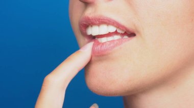 portre, makyaj, tırnak, mavi bir arka plan üzerinde Çiğneme kız olmadan kadın dudaklar