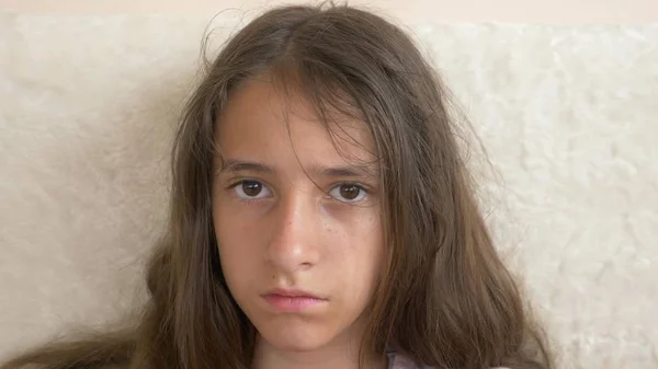 Portret van een verdrietig meisje. wie zit op de Bank. — Stockfoto