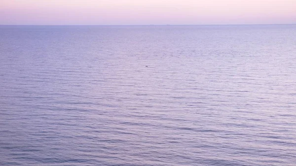 Blick von der Höhe bis zum Sonnenuntergang über das Meer — Stockfoto