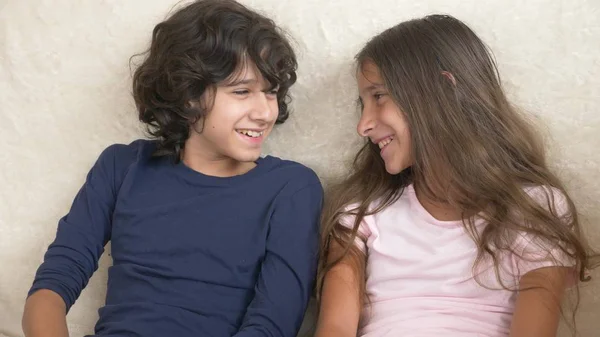 Portret van schattige broer en zus, tieners glimlachen en lachen met grappige uitdrukking op hun gezichten. Familie geluk en betrekkingen. — Stockfoto