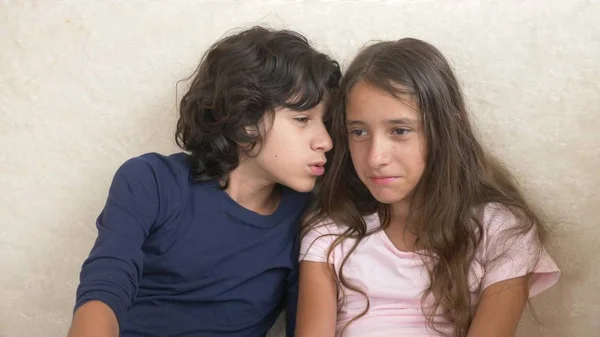 Portret van schattige broer en zus, tieners glimlachen en lachen met grappige uitdrukking op hun gezichten. Familie geluk en betrekkingen. — Stockfoto