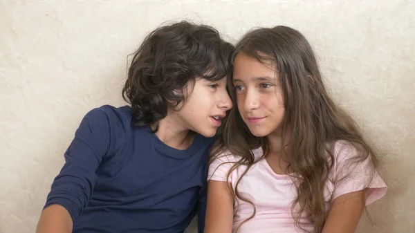 Portret van schattige broer en zus, tieners glimlachen en lachen met grappige uitdrukking op hun gezichten. Familie geluk en betrekkingen. — Stockfoto