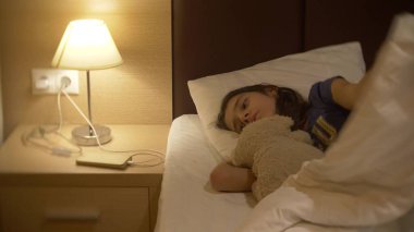 Onun odasına gece, sevimli küçük kız yatakta yatıyordu