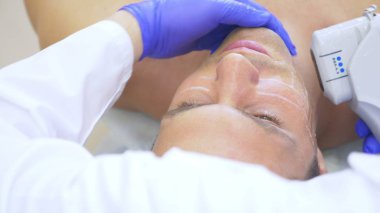 Sigara Cerrahi yüz germe. Smas ultrasonik kaldırma. Gençleştirme işlemidir. Donanım kozmetik. kontur yüz plastik. bir dermatolog Doktor elinde bir adam bir ultrason facelift olun.