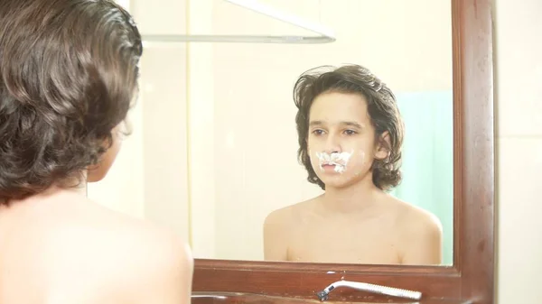Подросток бреется впервые, подросток наносит пену для бритья, кожу, крем, лицо , — стоковое фото