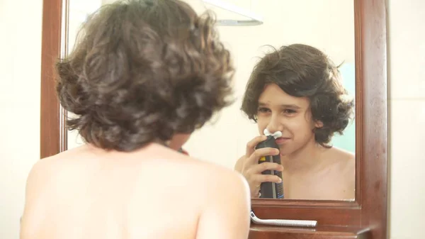 Adolescente afeita primera vez, adolescente aplicación de espuma de afeitar, cuidado de la piel, crema, cara —  Fotos de Stock