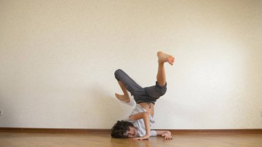 çocuk genç, dansçı break dans, dans salonu trenler.