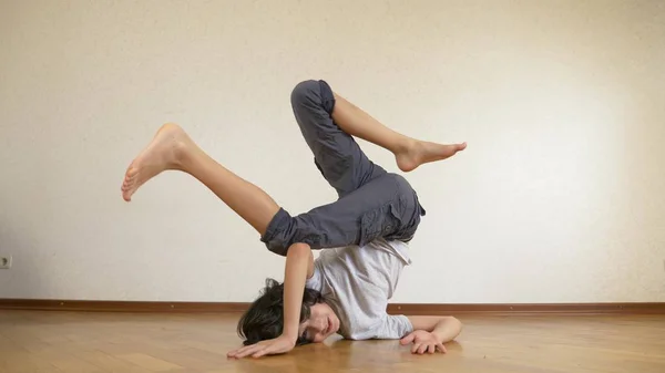 Menino adolescente, dançarina break dance, trens no salão de dança . — Fotografia de Stock