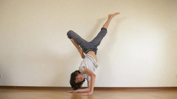 Menino adolescente, dançarina break dance, trens no salão de dança . — Fotografia de Stock