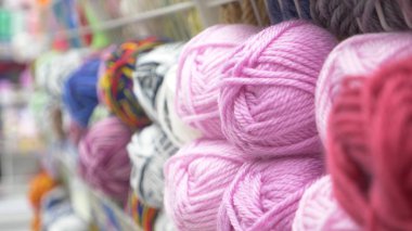 renkli konu. Hizmet üzerinde renkli iplik yün örgü modeli. Arka plan örgü. Örgü ipliği el yapımı kış giysileri için. İplik topu ile renkli arka plan.