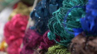 renkli konu. Hizmet üzerinde renkli iplik yün örgü modeli. Arka plan örgü. Örgü ipliği el yapımı kış giysileri için. İplik topu ile renkli arka plan.