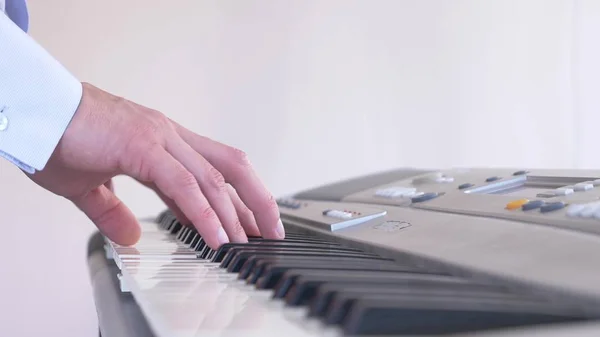 Músico a tocar sintetizador. o músico toca piano. mãos masculinas jogar o sintetizador . — Fotografia de Stock