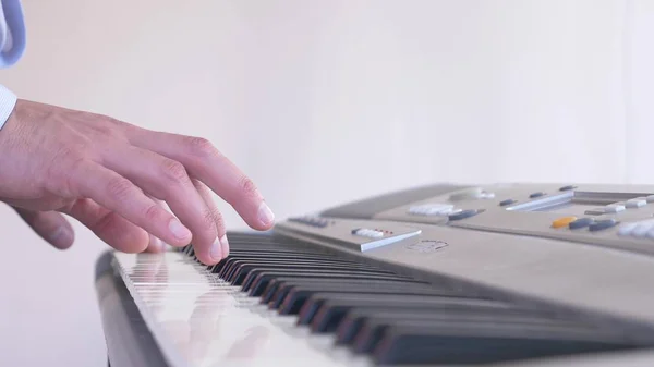 Muzyk grający syntezator. muzyk gra na fortepianie. mężczyzna ręce grać syntezator. — Zdjęcie stockowe