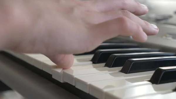 Close-up. As mãos das crianças estão a tocar um sintetizador. tocar piano . — Fotografia de Stock
