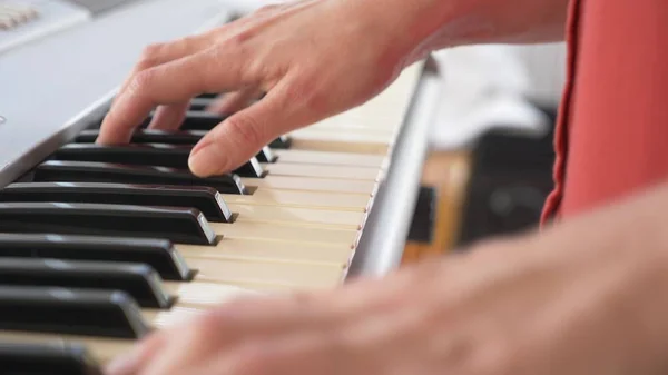 Musicien jouant synthétiseur. le musicien joue du piano. les mains féminines jouent le synthétiseur . — Photo