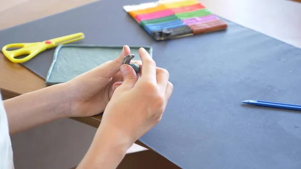 テーブルに座っている女の子は、色モデル粘土から異なる図形を描画します。芸術的な子どものモデリングの開発。クローズ アップ, — ストック写真
