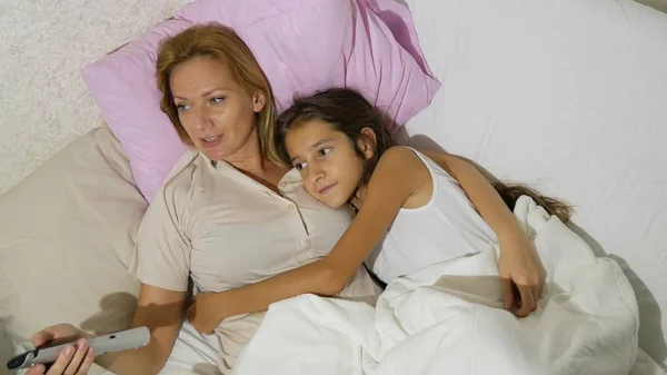 Moeder en haar kinderen praten in bed liggen. kopie ruimte — Stockfoto