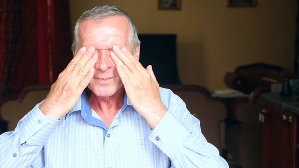 Close-up retrato de um homem idoso, seus olhos doem . — Fotografia de Stock