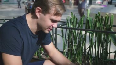 yakın çekim, bir kafede toplantı. Erkekler tartışmak iş bir büyük alışveriş kompleksi olan bir kafede oturuyor