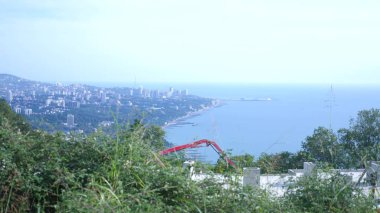 yeşil dağ yamacında modern lüks otel inşaatı. Şık bir yerleşim bölgesi ve Ekolojik temiz alan beldesinde. bulanıklık