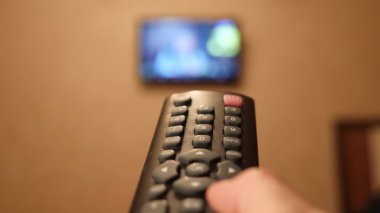 TV akıllı ve basarak uzaktan kumanda el. el için Tv Uzaktan kumanda üzerindeki düğmelere basarak.