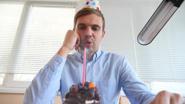 Serbest meslek tatil kutluyor, o yalnız masada oturur ve bir tatil pasta yiyor.