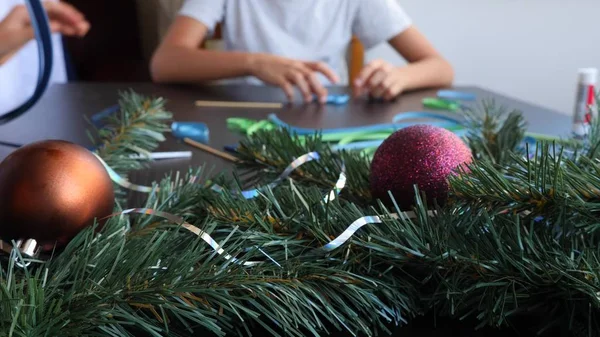 Creatief papier kerstboom. Filigraan. Childrens handen maken quilten ambachten voor het nieuwe jaar. ruimte, close-up kopiëren — Stockfoto