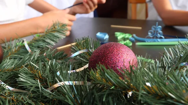 Creatief papier kerstboom. Filigraan. Childrens handen maken quilten ambachten voor het nieuwe jaar. ruimte, close-up kopiëren — Stockfoto