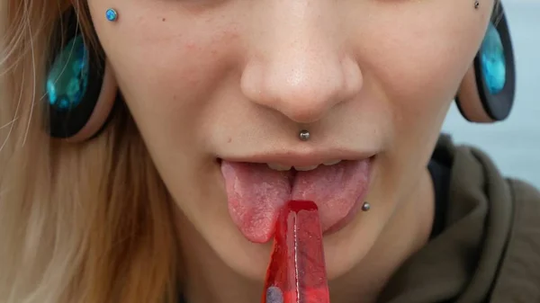 Close Retrato Uma Jovem Loira Com Uma Língua Dividida Ela — Fotografia de Stock