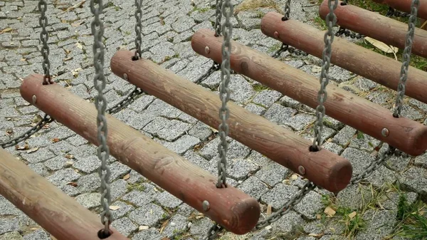 Sluit de hangbrug in touwen Park. Kopiëren van ruimte — Stockfoto