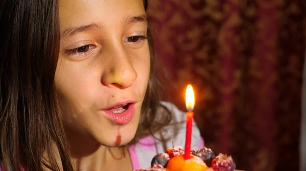 День рождения маленькой девочки она задувает свечи на торте . — стоковое фото