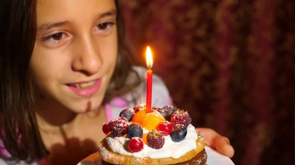 Anniversaire de la petite fille elle souffle des bougies sur le gâteau . — Photo