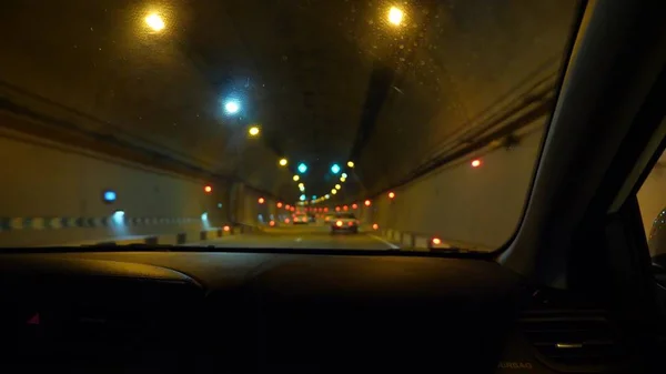 Автомобіль проходить через тунель. Перегляд на панелі. Вид з вікна автомобіля . — стокове фото