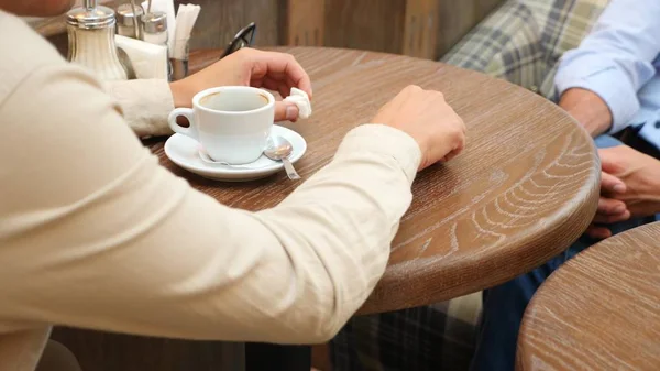 Close-up da mão de dois homens em um café. Um deles fica zangado e bate com o dedo na mesa. linguagem corporal, gestos de agressão . — Fotografia de Stock