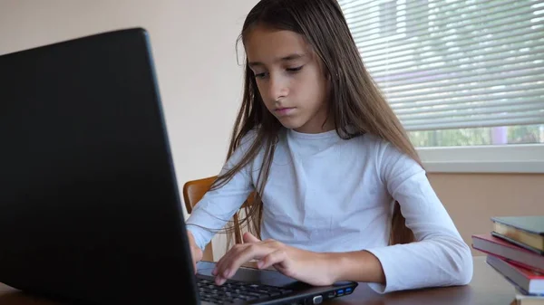 Tinédzser lány használ a laptop otthon. társadalmi hálózat, képzés, másol hely — Stock Fotó