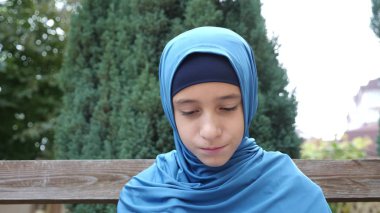 mütevazı bir kız portresi, bir hijab giyen bir Müslüman kameraya benziyor. kopya alanı