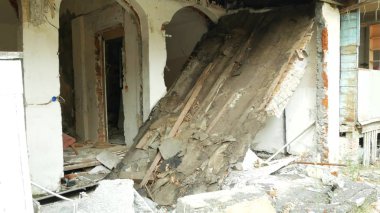 terk edilmiş evleri, daraltılmış duvarlar mahvetti. kopya alanı