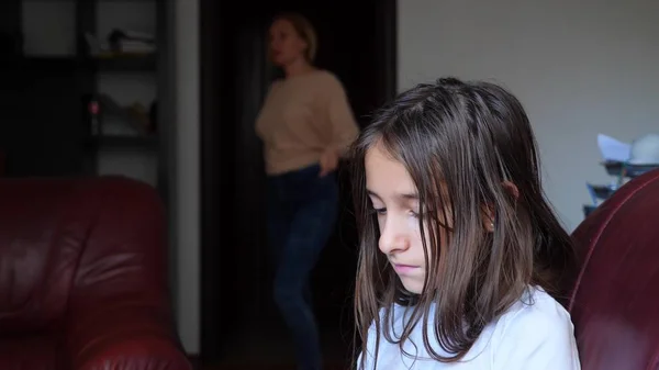 Moeder scheldt haar dochter op haar kamer, ruimte voor het kopiëren van — Stockfoto