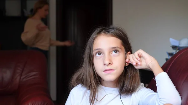Μαμά scolds την κόρη της στο δωμάτιό της, και εκείνη την αγνοεί και ακούει μουσική με ακουστικά. χώρο αντίγραφο — Φωτογραφία Αρχείου