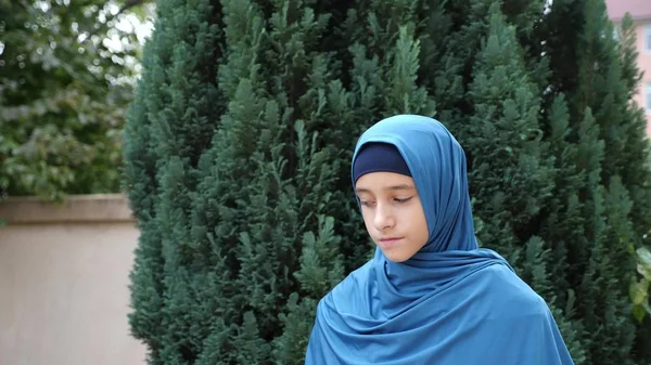 Portrait of a modest girl, a Muslim wearing a hijab looks at the camera. copy space — Stock Photo, Image