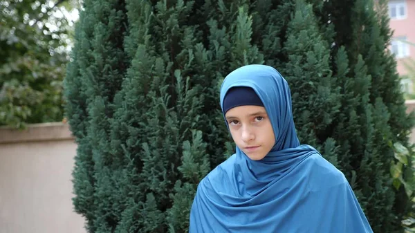 Retrato de una chica modesta, un musulmán con un hiyab mira a la cámara. espacio de copia — Foto de Stock