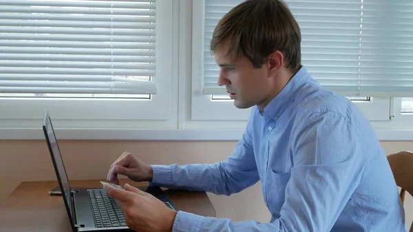 Мужчины используют компьютер для онлайн покупок с помощью кредитной карты — стоковое фото