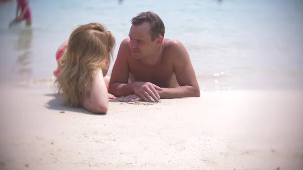 恋人のカップルがビーチでキス 晴れた日に砂の上うそ — ストック写真