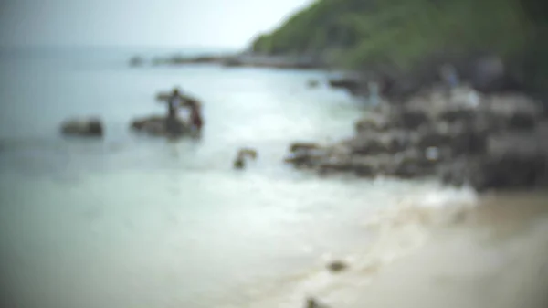 Un par de hombres y mujeres irreconocibles en una playa salvaje. difuminación , —  Fotos de Stock