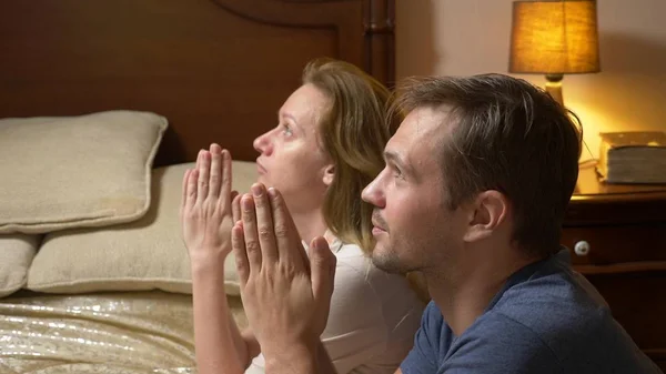 Een man en een vrouw, een echtpaar bidden alvorens naar bed te gaan — Stockfoto